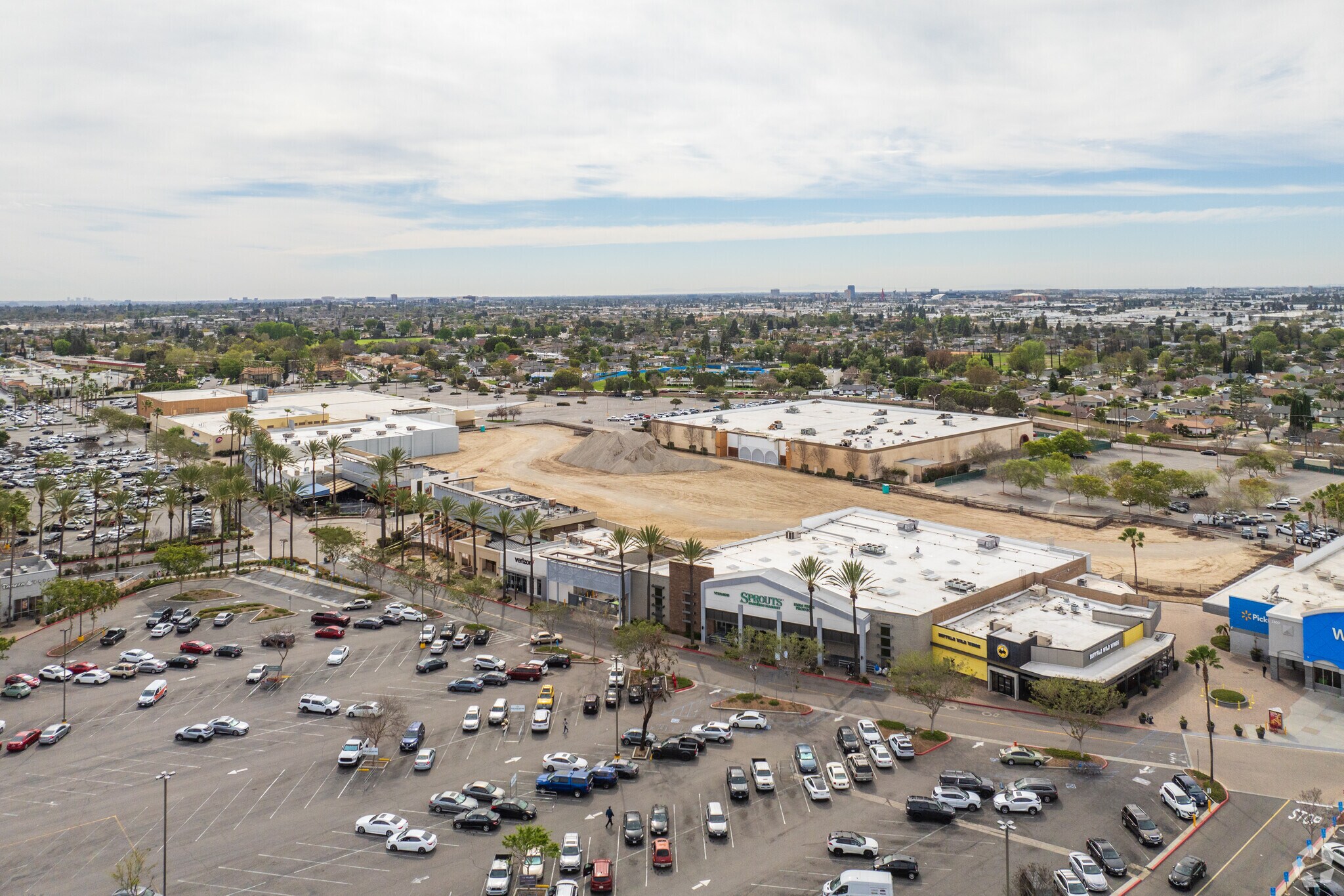 1500 E Village Way, Orange, CA à louer Photo du bâtiment- Image 1 de 3