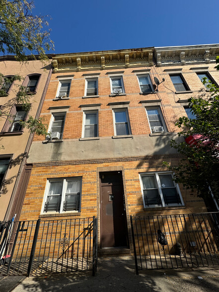 761 Seneca Ave, Ridgewood, NY for sale - Primary Photo - Image 1 of 2