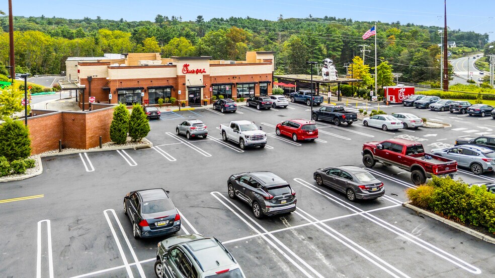 115 Plaza 611 Ln, Stroudsburg, PA à vendre - Photo du bâtiment - Image 1 de 4