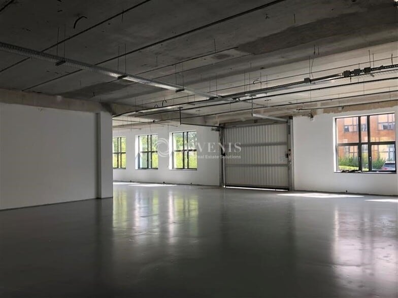 39 Avenue Des 3 Peuples, Montigny-le-Bretonneux for lease - Interior Photo - Image 2 of 7