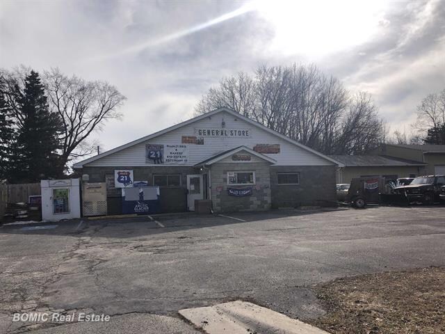 6971 Lapeer Rd, Kimball, MI à vendre - Photo principale - Image 1 de 12