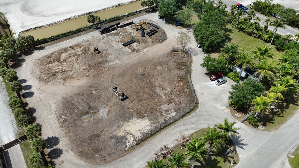 3401 Old Metro Pky, Fort Myers, FL for lease - Building Photo - Image 2 of 6