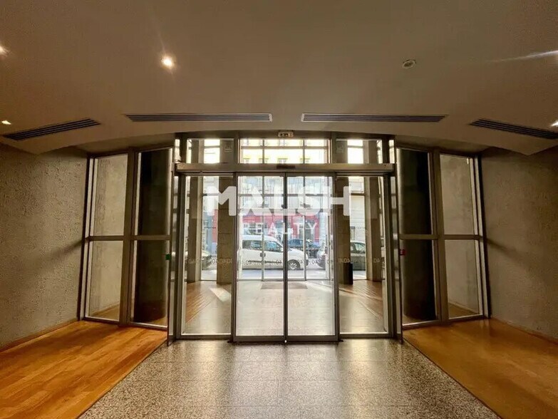 Office in Lyon for lease - Lobby - Image 2 of 16