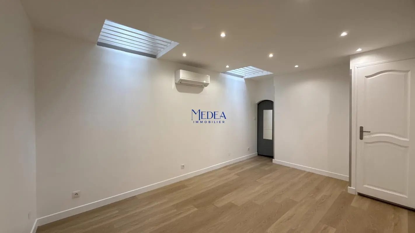 Office in Marseille for lease Interior Photo- Image 1 of 6