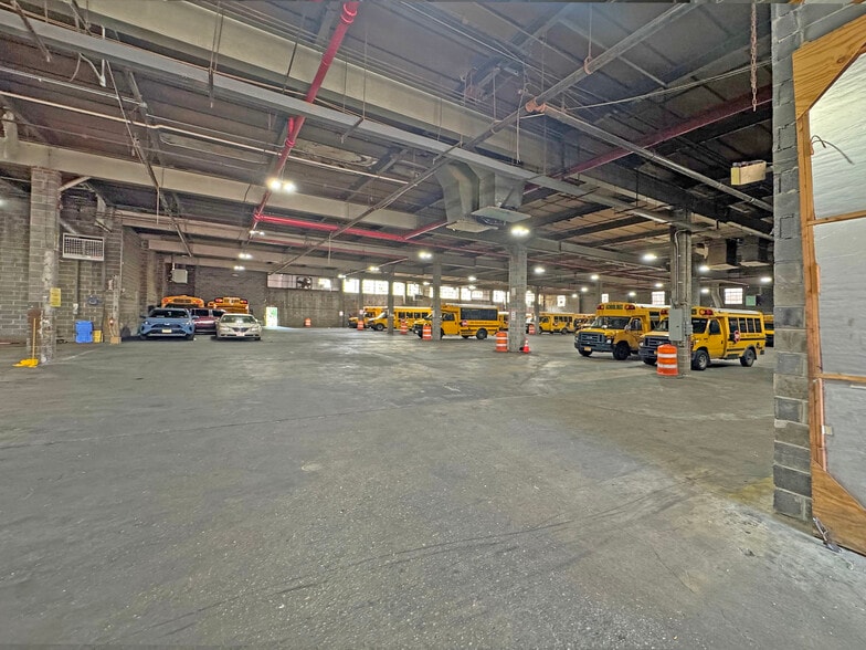 812 Snediker Ave, Brooklyn, NY à louer - Photo du bâtiment - Image 3 de 3