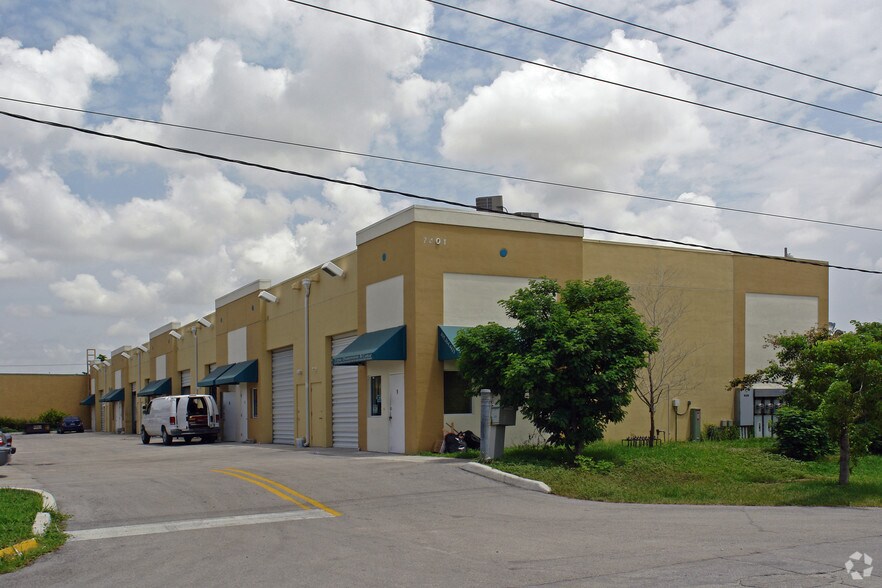 7401 NW 7th St, Miami, FL à louer - Photo du bâtiment - Image 2 de 8