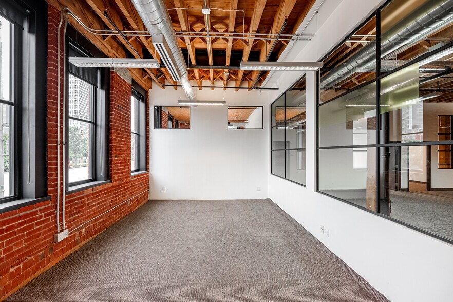 774 Rue Saint-Paul O, Montréal, QC for lease - Interior Photo - Image 2 of 8