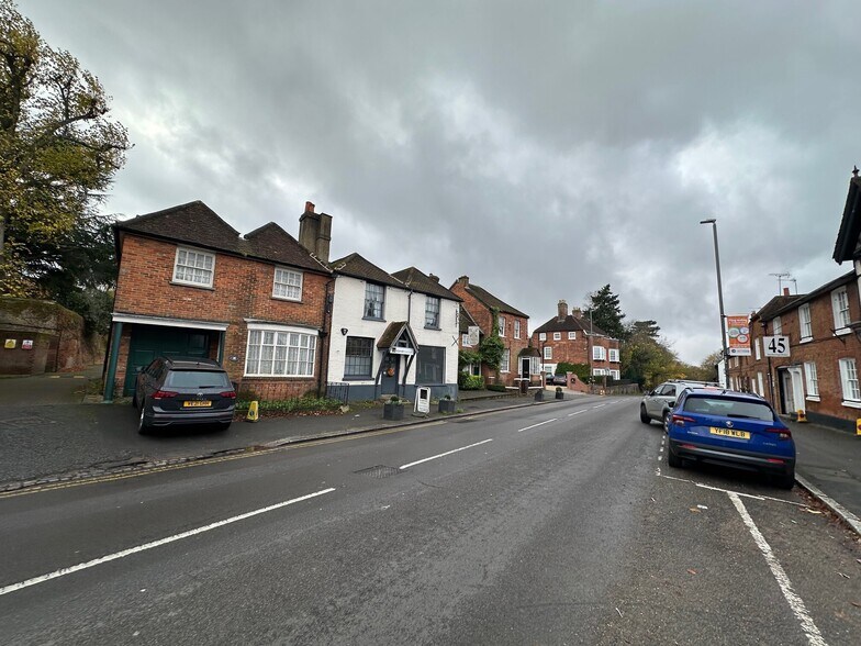 18 Wycombe End, Beaconsfield à vendre - Photo du bâtiment - Image 2 de 10