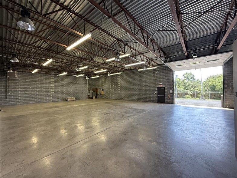 2075 Quaker Pointe Dr, Quakertown, PA à louer - Photo du bâtiment - Image 2 de 7