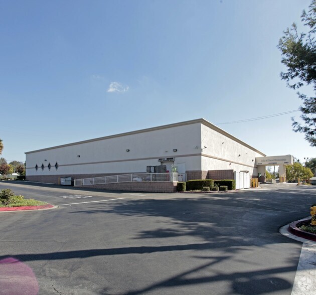 1700 W Whittier Blvd, La Habra, CA à louer - Photo du bâtiment - Image 3 de 3