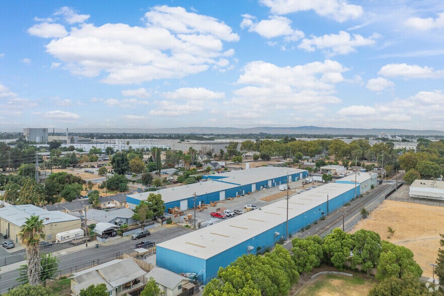 236 S Santa Cruz Ave, Modesto, CA à louer - Aérien - Image 3 de 5