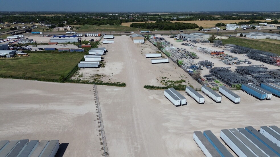 8100 I-45, Palmer, TX for lease - Building Photo - Image 2 of 3