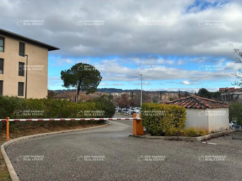 Office in Aix-en-Provence for lease - Building Photo - Image 1 of 35
