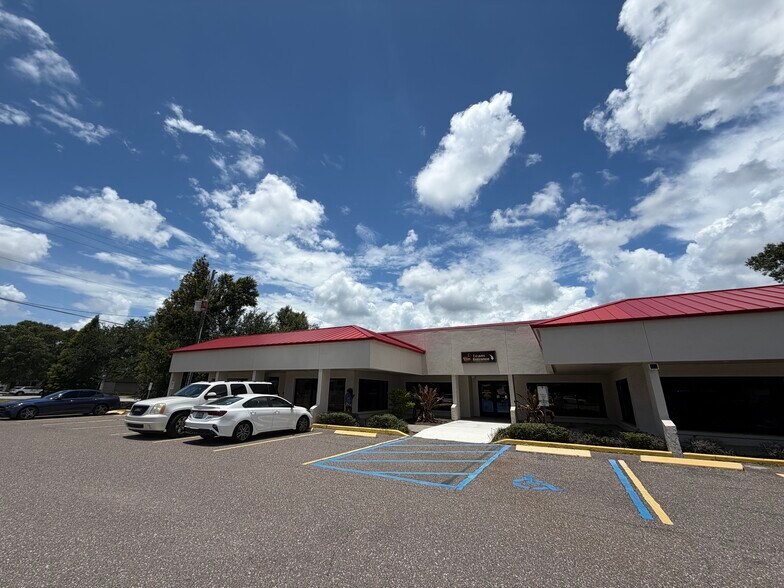 5015 W Waters Ave, Tampa, FL à louer - Photo du bâtiment - Image 3 de 5