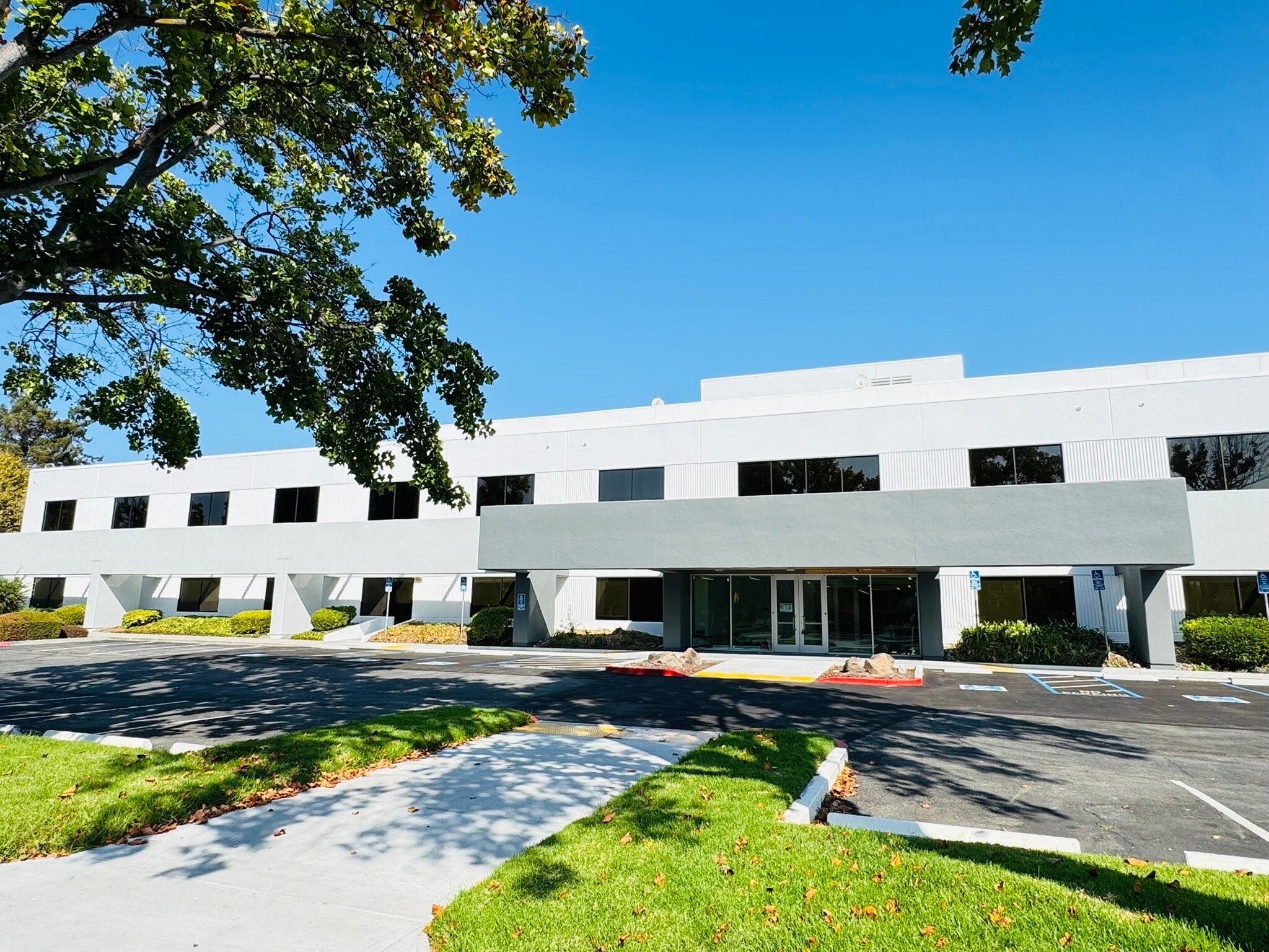 350 Oakmead Pky, Sunnyvale, CA for lease Building Photo- Image 1 of 10