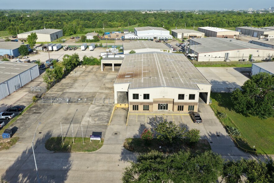 14025 Interdrive E, Houston, TX à louer - Photo du bâtiment - Image 2 de 4
