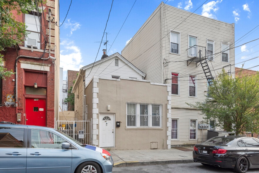 742 E 214th St, Bronx, NY à vendre - Photo du bâtiment - Image 3 de 4