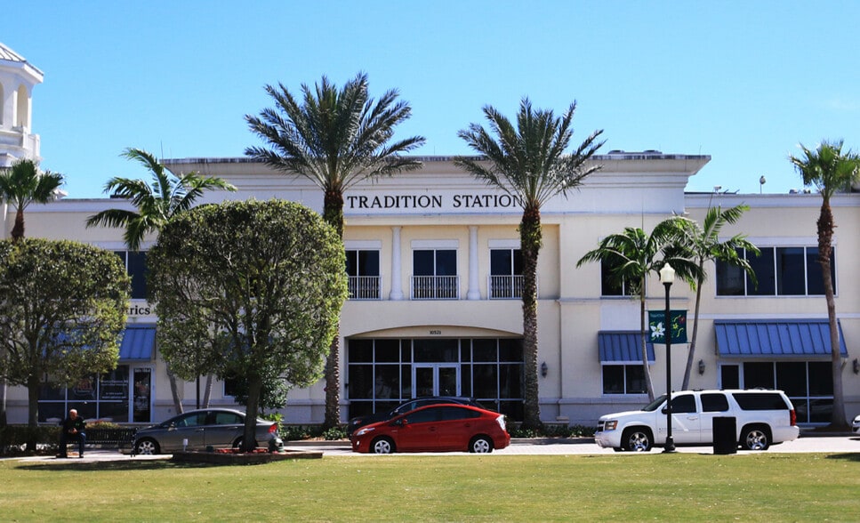 10521 SW Village Center Dr, Port Saint Lucie, FL for lease - Building Photo - Image 1 of 3