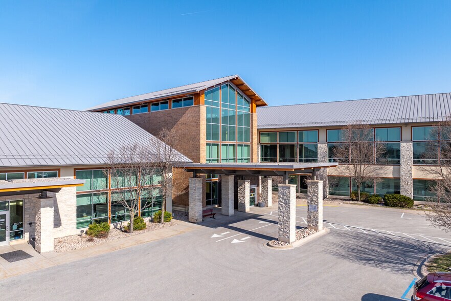 2105 E Enterprise Ave, Appleton, WI à louer - Photo du bâtiment - Image 3 de 6
