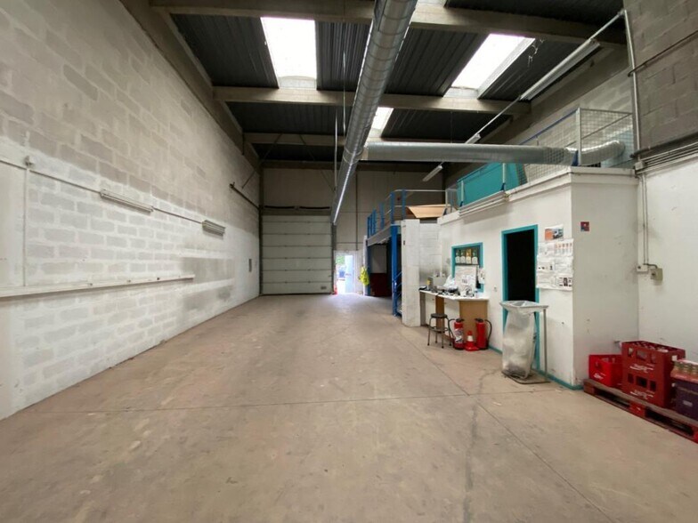 Flex in Lyon for lease - Building Photo - Image 3 of 11