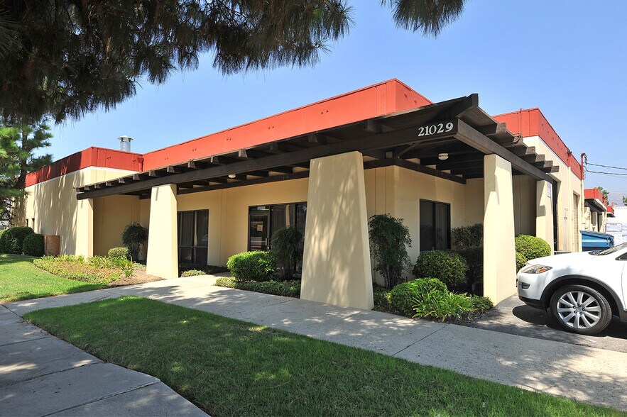 21011 Itasca St, Chatsworth, CA à louer - Photo du bâtiment - Image 2 de 2