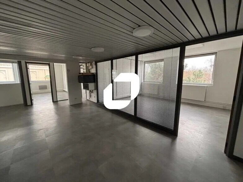 317 Square Des Champs Elysées, Évry-Courcouronnes à louer - Photo du bâtiment - Image 2 de 12