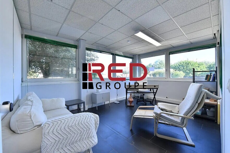 Office in Peynier for lease - Building Photo - Image 1 of 5