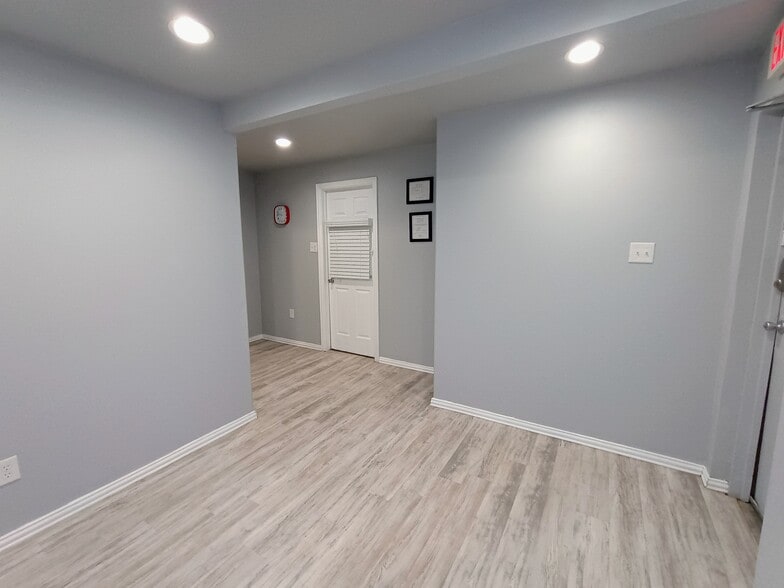 312 S Hampton Rd, Crowley, TX à vendre - Photo du bâtiment - Image 3 de 11