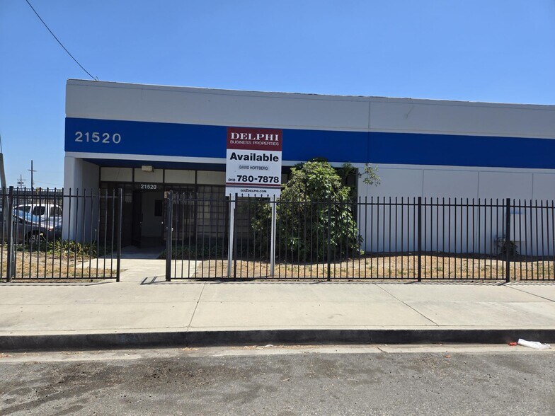 21520 Strathern St, Canoga Park, CA à louer - Photo du bâtiment - Image 1 de 13
