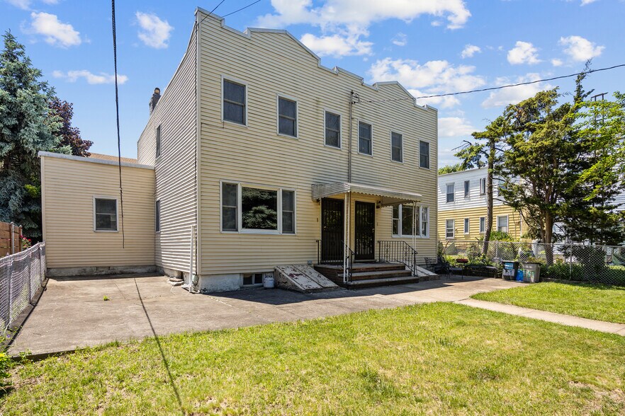 6114 56th Dr, Maspeth, NY à vendre - Photo du bâtiment - Image 3 de 17