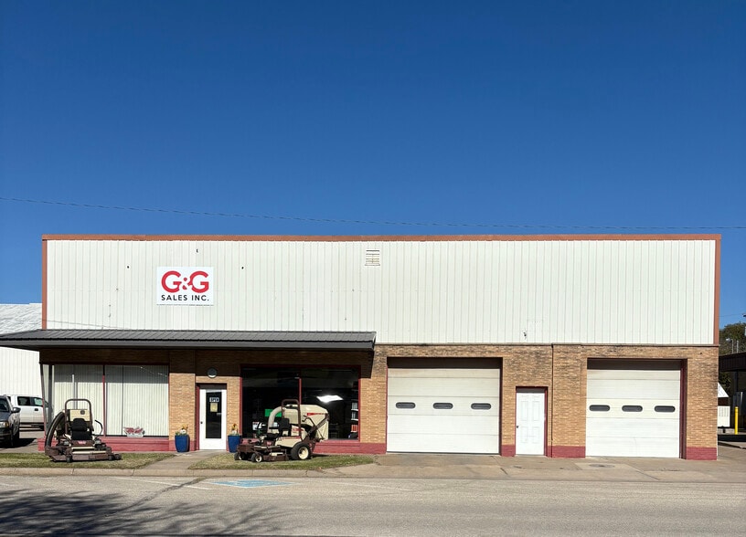 210 W Cole St, Moundridge, KS for sale - Primary Photo - Image 1 of 11