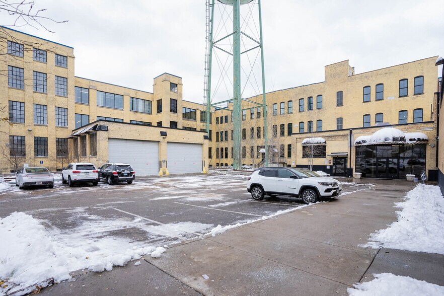 755 Prior Ave N, Saint Paul, MN à louer - Photo du bâtiment - Image 3 de 8
