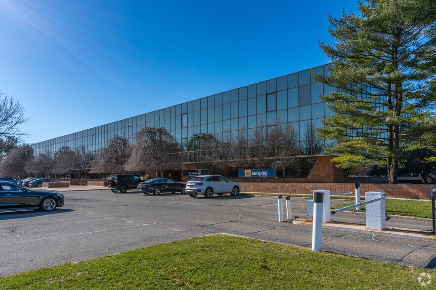 300 Jericho Quadrangle, Jericho, NY for lease - Building Photo - Image 2 of 16