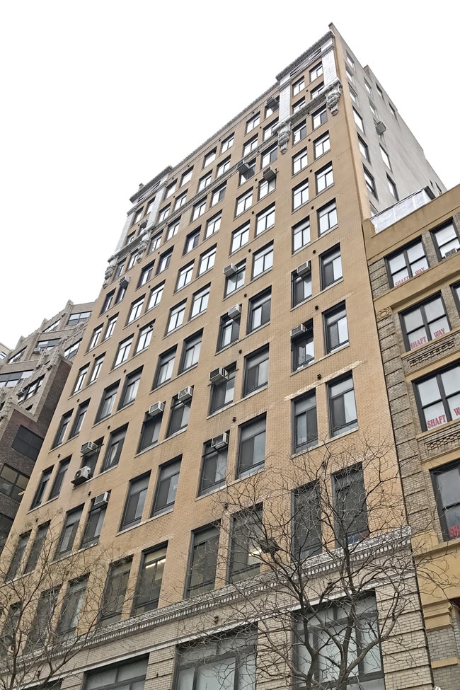 Plus de détails pour 344 W 38th St, New York, NY - Commerce de détail à louer