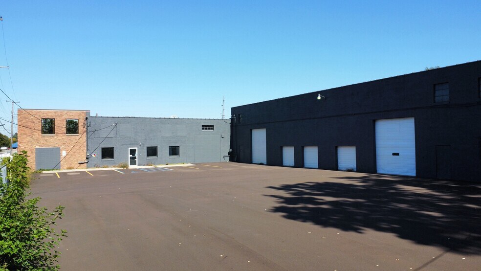 1121 River St, Lansing, MI à vendre - Photo du bâtiment - Image 2 de 26