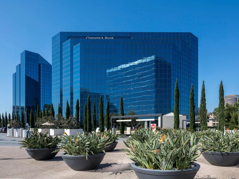 9255 Towne Centre Dr, San Diego, CA à louer - Photo du bâtiment - Image 2 de 5