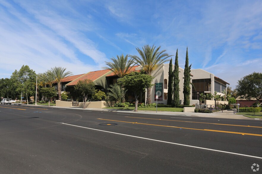 801 E Chapman Ave, Fullerton, CA à louer - Photo du bâtiment - Image 1 de 9