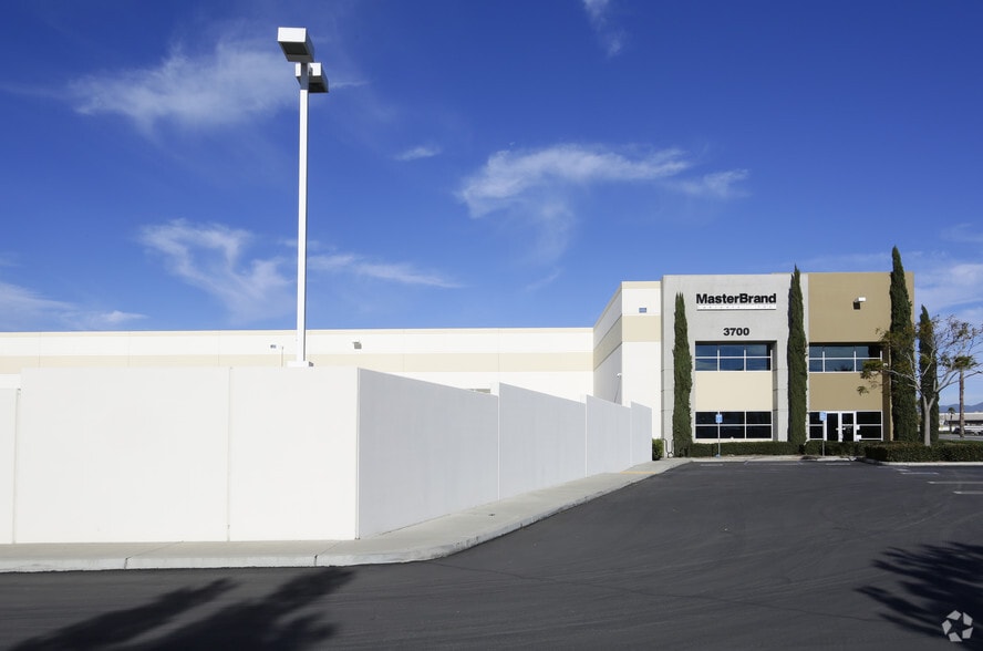 3700 S Riverside Ave, Rialto, CA for lease - Building Photo - Image 2 of 4