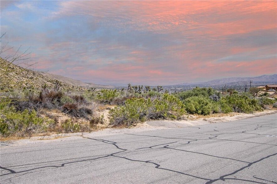 54129 Pinon Dr, Yucca Valley, CA à vendre - Photo du bâtiment - Image 1 de 8