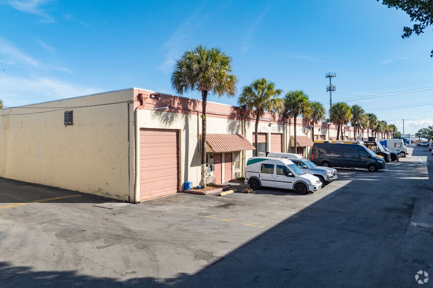 9090 NW South River Dr, Miami, FL for lease - Building Photo - Image 2 of 7