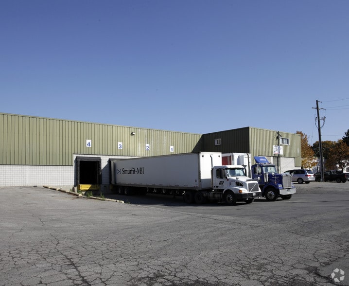 201 Speers Rd, Oakville, ON à vendre - Photo du bâtiment - Image 2 de 2