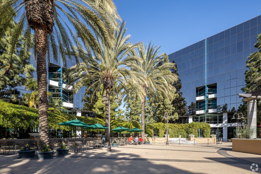 959 S Coast Dr, Costa Mesa, CA à louer - Photo du bâtiment - Image 3 de 9