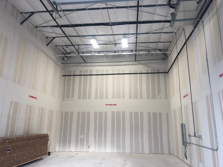 2100 Double Creek Dr, Round Rock, TX for lease - Building Photo - Image 3 of 5