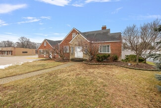 Plus de détails pour 18200 E 13 Mile Rd, Roseville, MI - Bureau à vendre