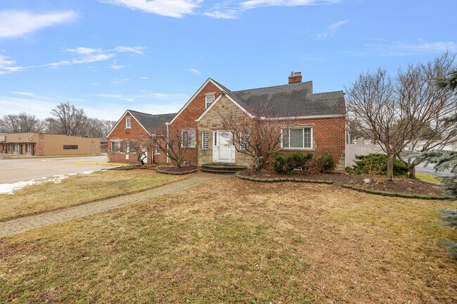 Plus de détails pour 18200 E 13 Mile Rd, Roseville, MI - Bureau à vendre