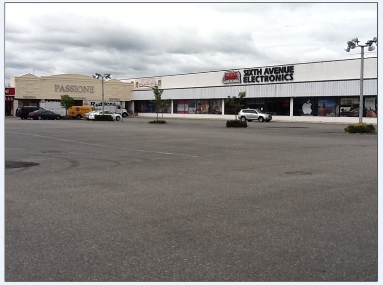 211-235 Old Country Rd, Carle Place, NY à louer - Photo du bâtiment - Image 2 de 9