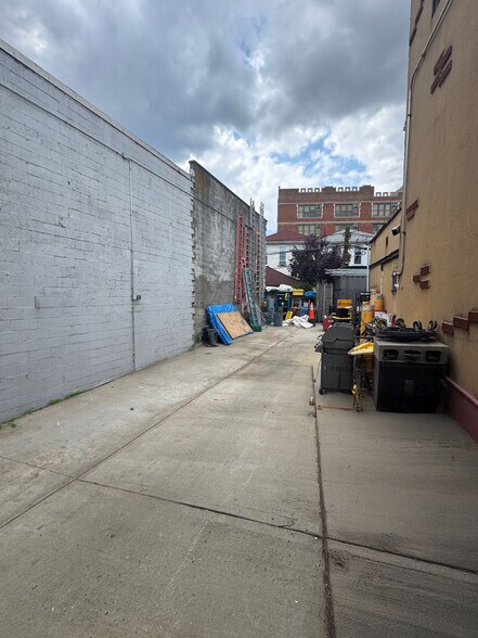 1820 McDonald Ave, Brooklyn, NY à louer - Photo du bâtiment - Image 3 de 4