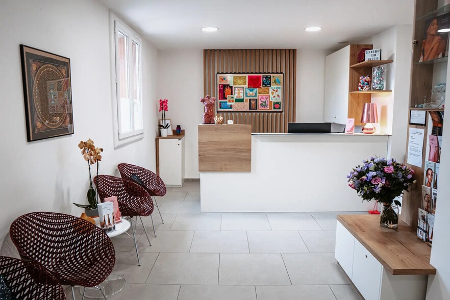 Multifamily in LUYNES for sale - Lobby - Image 1 of 4