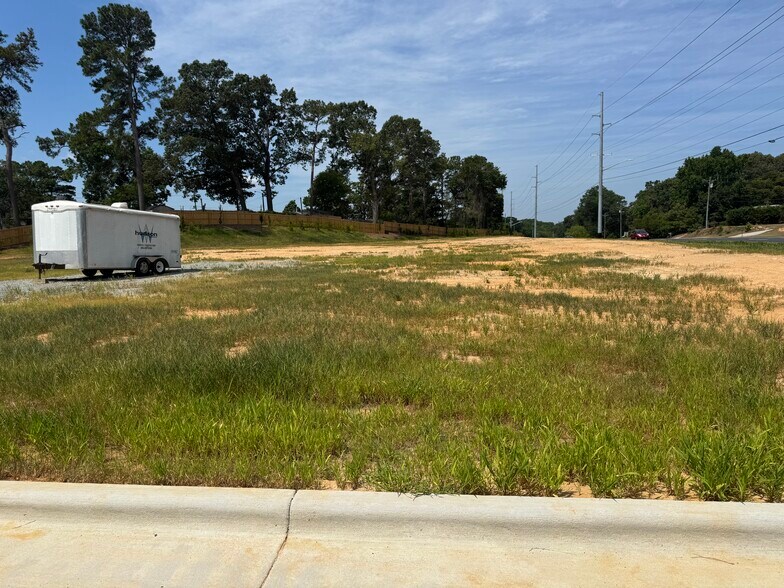 Country Club Dr, Fayetteville, NC à vendre - Photo du bâtiment - Image 3 de 11