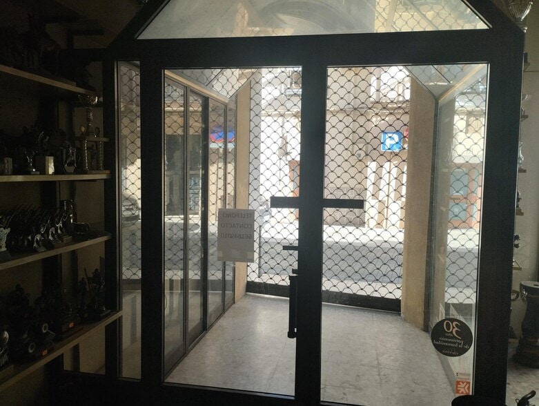 Retail in Cáceres, Cáceres for lease - Building Photo - Image 2 of 10